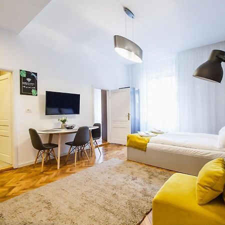 Eat It Cozy Downtown Apartments Oradea Buitenkant foto
