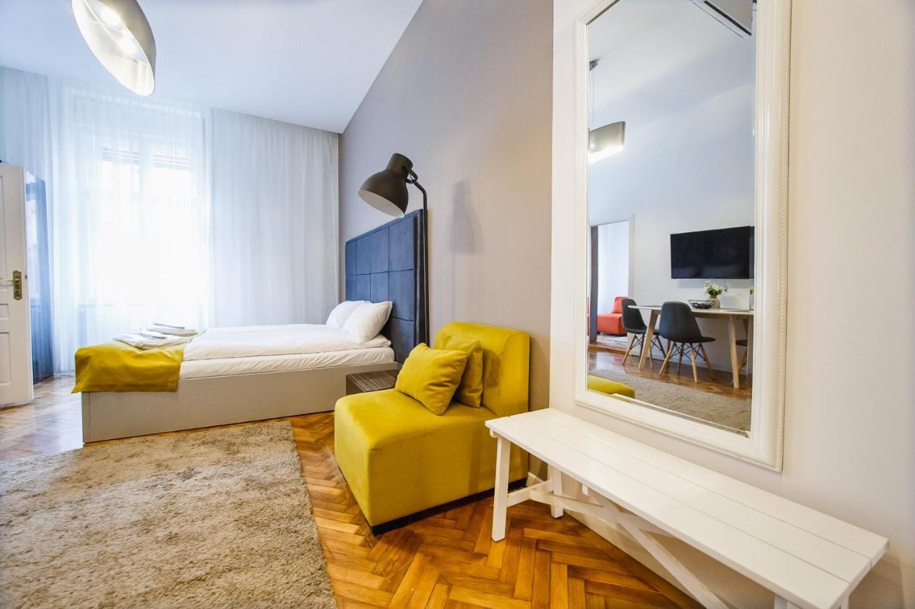 Eat It Cozy Downtown Apartments Oradea Buitenkant foto