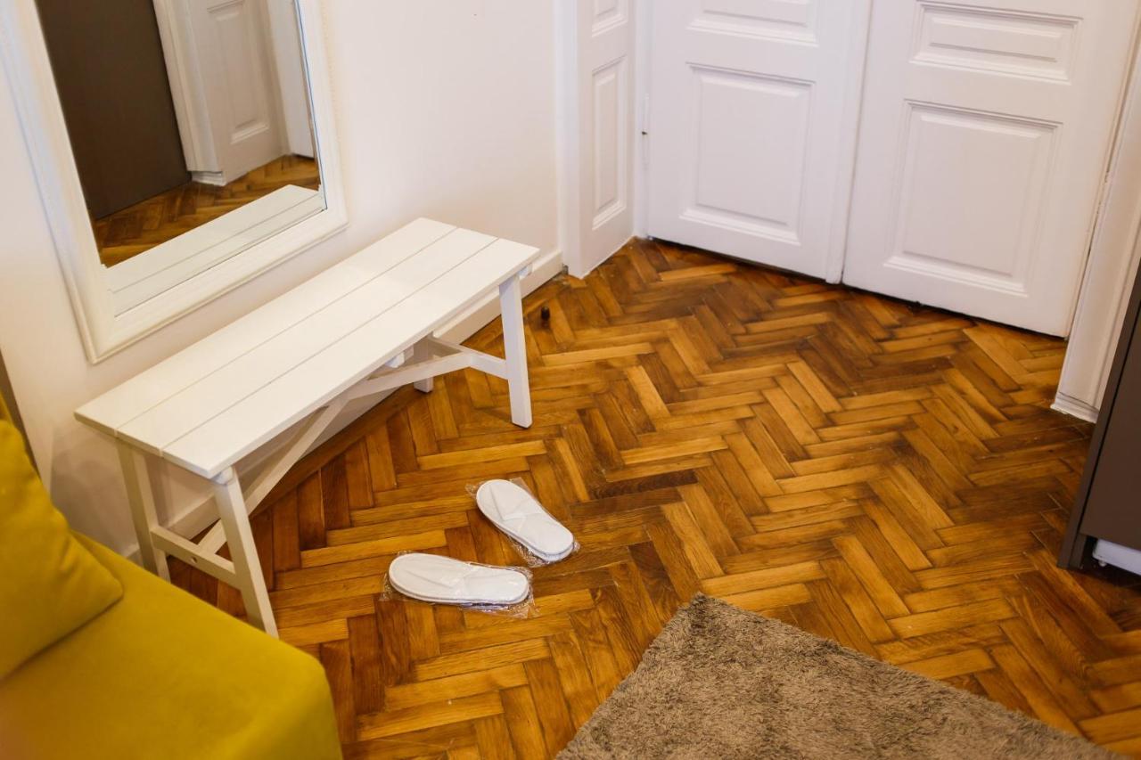 Eat It Cozy Downtown Apartments Oradea Buitenkant foto
