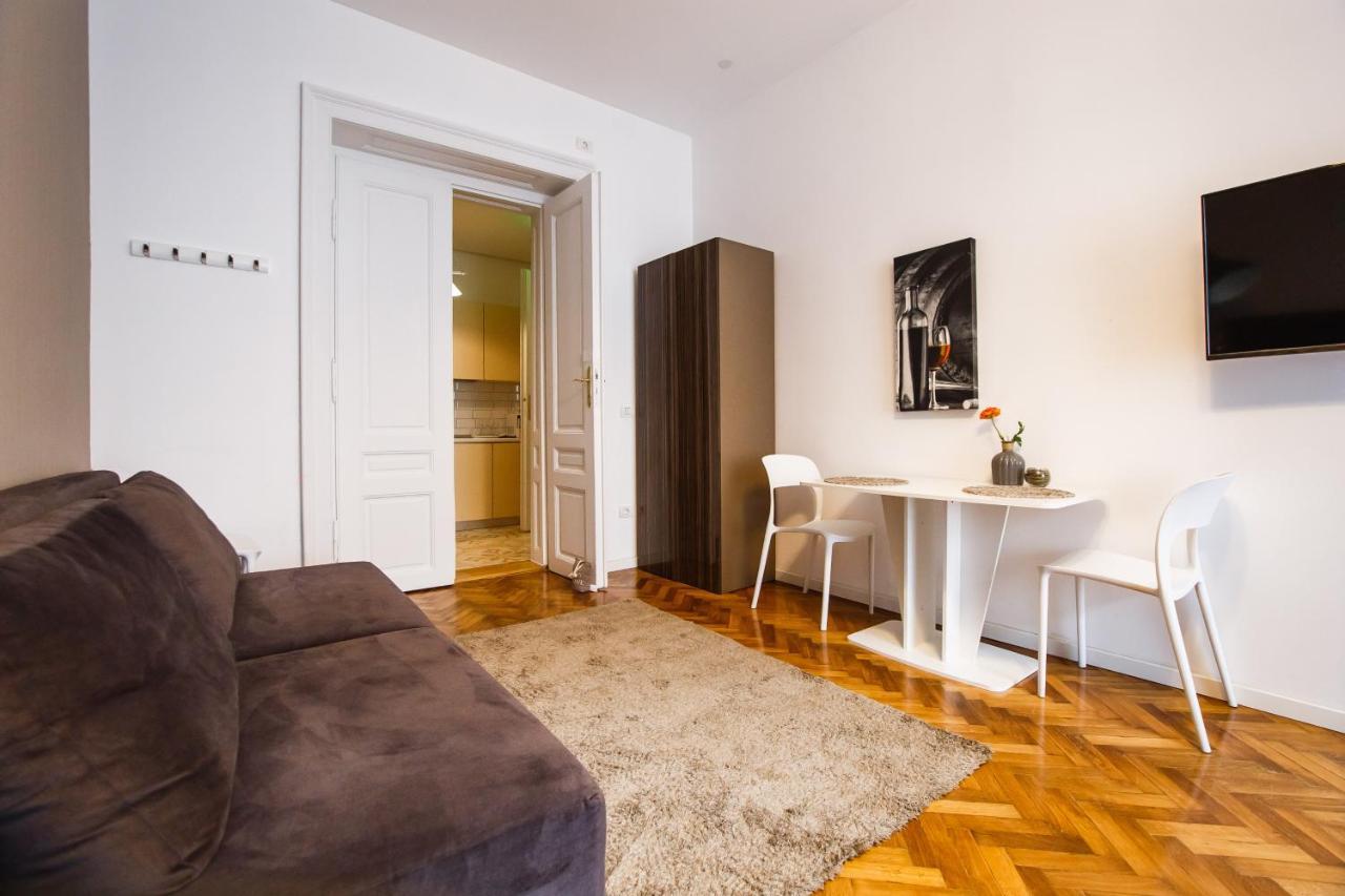 Eat It Cozy Downtown Apartments Oradea Buitenkant foto