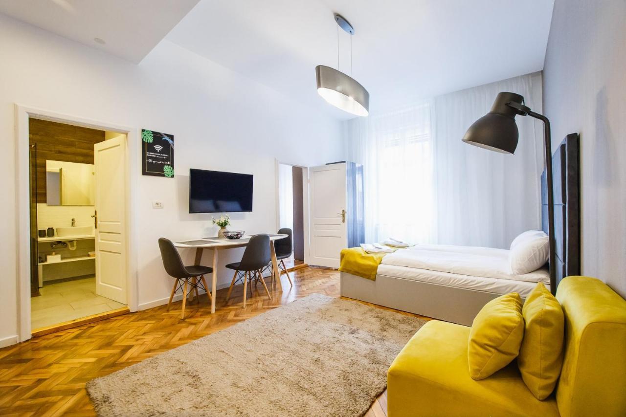 Eat It Cozy Downtown Apartments Oradea Buitenkant foto